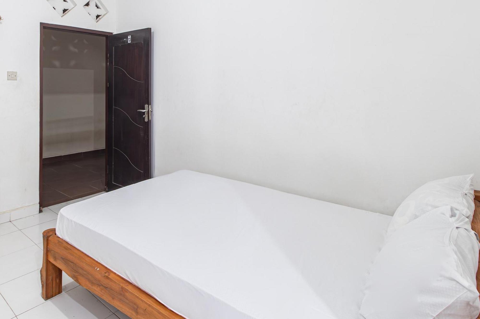 Hotel Oyo Life 93504 Kost Krisna Temukus Esterno foto