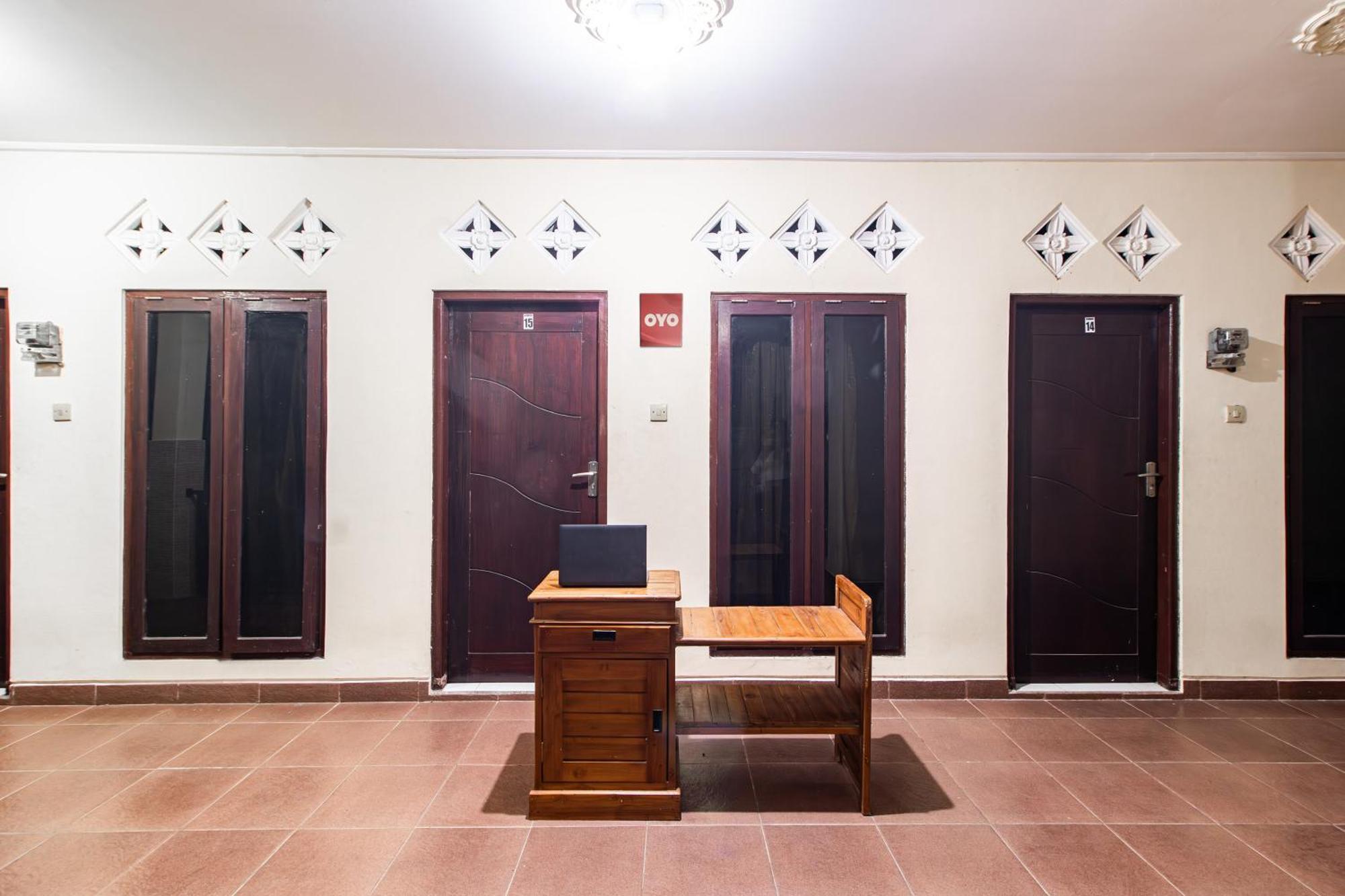 Hotel Oyo Life 93504 Kost Krisna Temukus Esterno foto