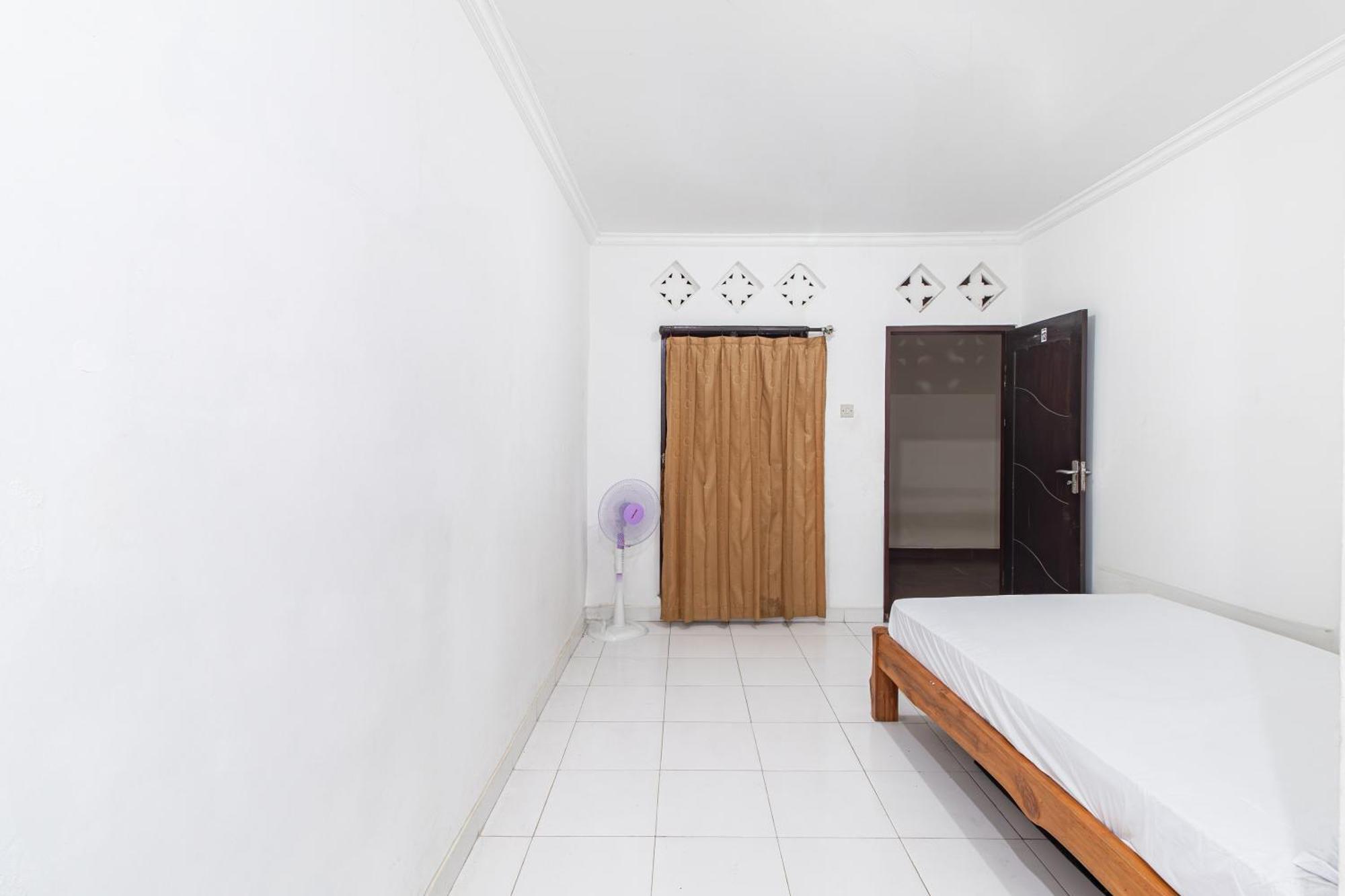 Hotel Oyo Life 93504 Kost Krisna Temukus Esterno foto